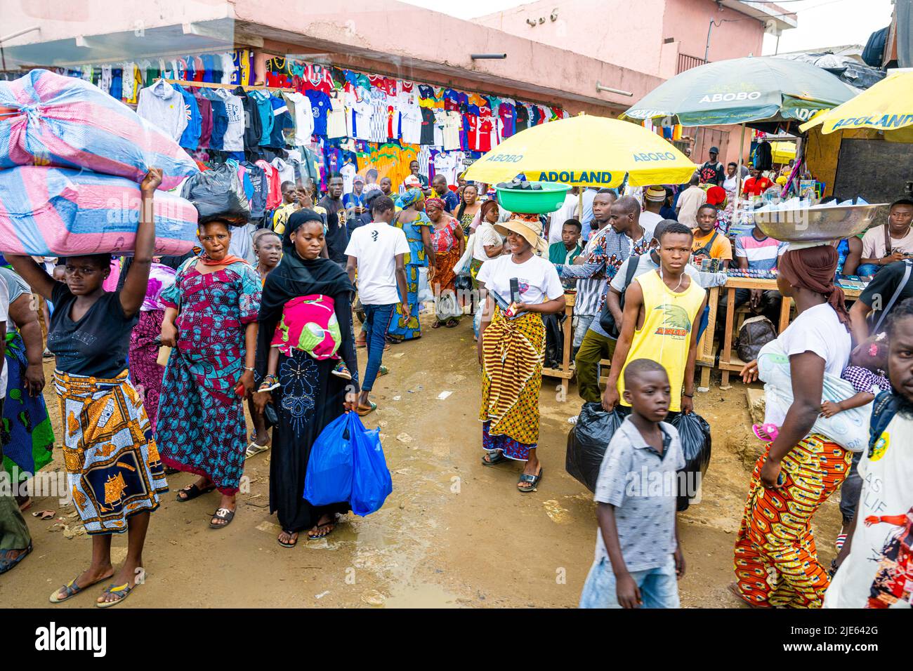 La vie quotidienne, les gens dans les rues en Côte d'Ivoire, la Côte d'Ivoire, capitale de facto, et la plus grande ville Abidjan. (Photo par DPPA/Sipa USA) Banque D'Images