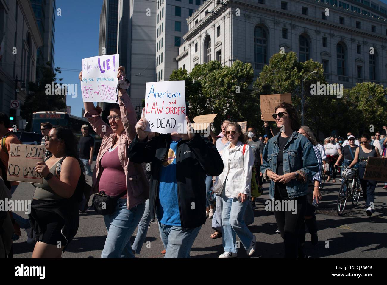 (220625) -- SAN FRANCISCO, 25 juin 2022 (Xinhua) -- des manifestants protestent contre le renversement par la Cour suprême de la décision Roe contre Wade sur les droits à l'avortement à San Francisco, Californie, États-Unis, sur 24 juin 2022. Vendredi, la Cour suprême des États-Unis a renversé Roe c. Wade, une décision historique qui établissait un droit constitutionnel à l'avortement dans la nation il y a près d'un demi-siècle. (Photo de Li Jianguo/Xinhua) Banque D'Images