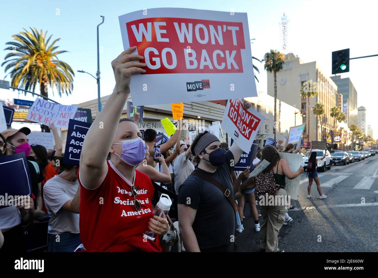 (220625) -- LOS ANGELES, 25 juin 2022 (Xinhua) -- les manifestants défilent le long du boulevard Hollywood lors d'une manifestation contre le renversement par la Cour suprême de la décision Roe contre Wade sur les droits à l'avortement à Los Angeles, Californie, États-Unis, sur 24 juin 2022. Vendredi, la Cour suprême des États-Unis a renversé Roe c. Wade, une décision historique qui établissait un droit constitutionnel à l'avortement dans la nation il y a près d'un demi-siècle. (Xinhua) Banque D'Images