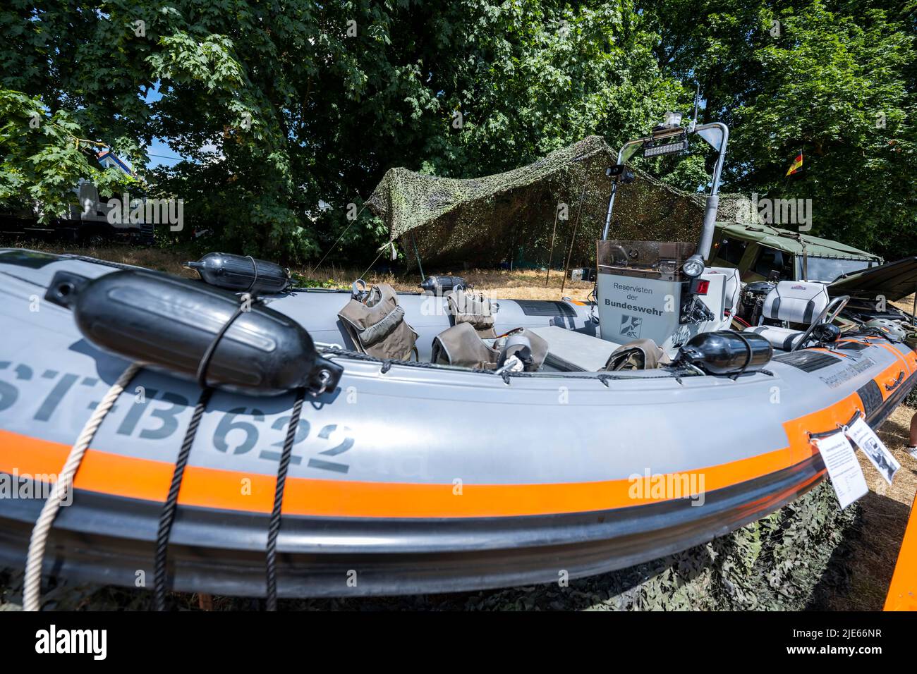 25 juin 2022, Rhénanie-du-Nord-Westphalie, Warendorf : un bateau gonflable à coque rigide se tient sur le terrain de l'événement pendant la Bundeswehr Day. Environ 50 autres organisations et exposants se sont présentés sur la région de Lohwall. De plus, les finales du championnat allemand de réserviste y auront lieu. Photo: David Inderlied/dpa Banque D'Images