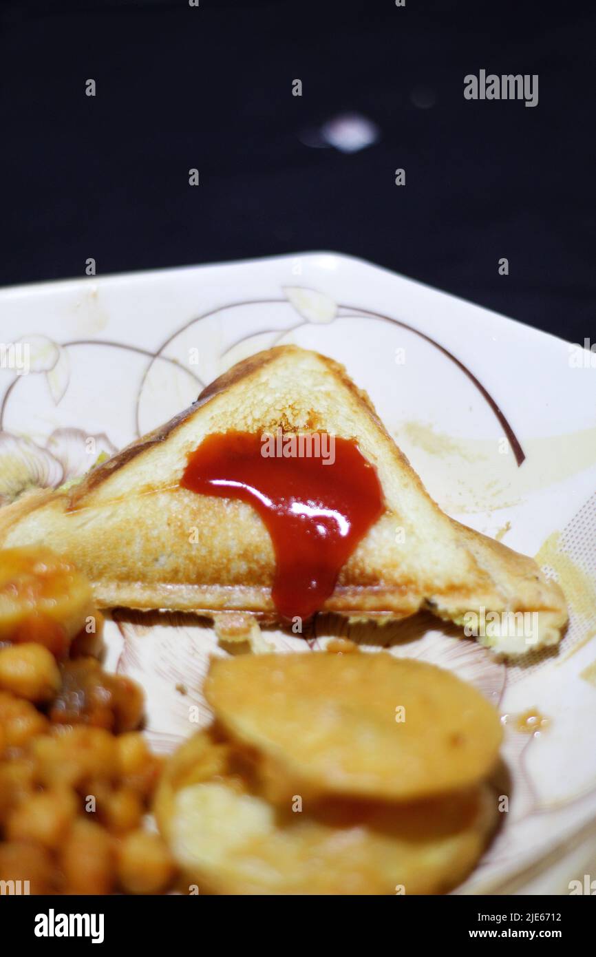 Délicieux petit déjeuner délicieux sandwich délicieux et encas dans l'assiette de l'hôtel indien en gros plan Banque D'Images