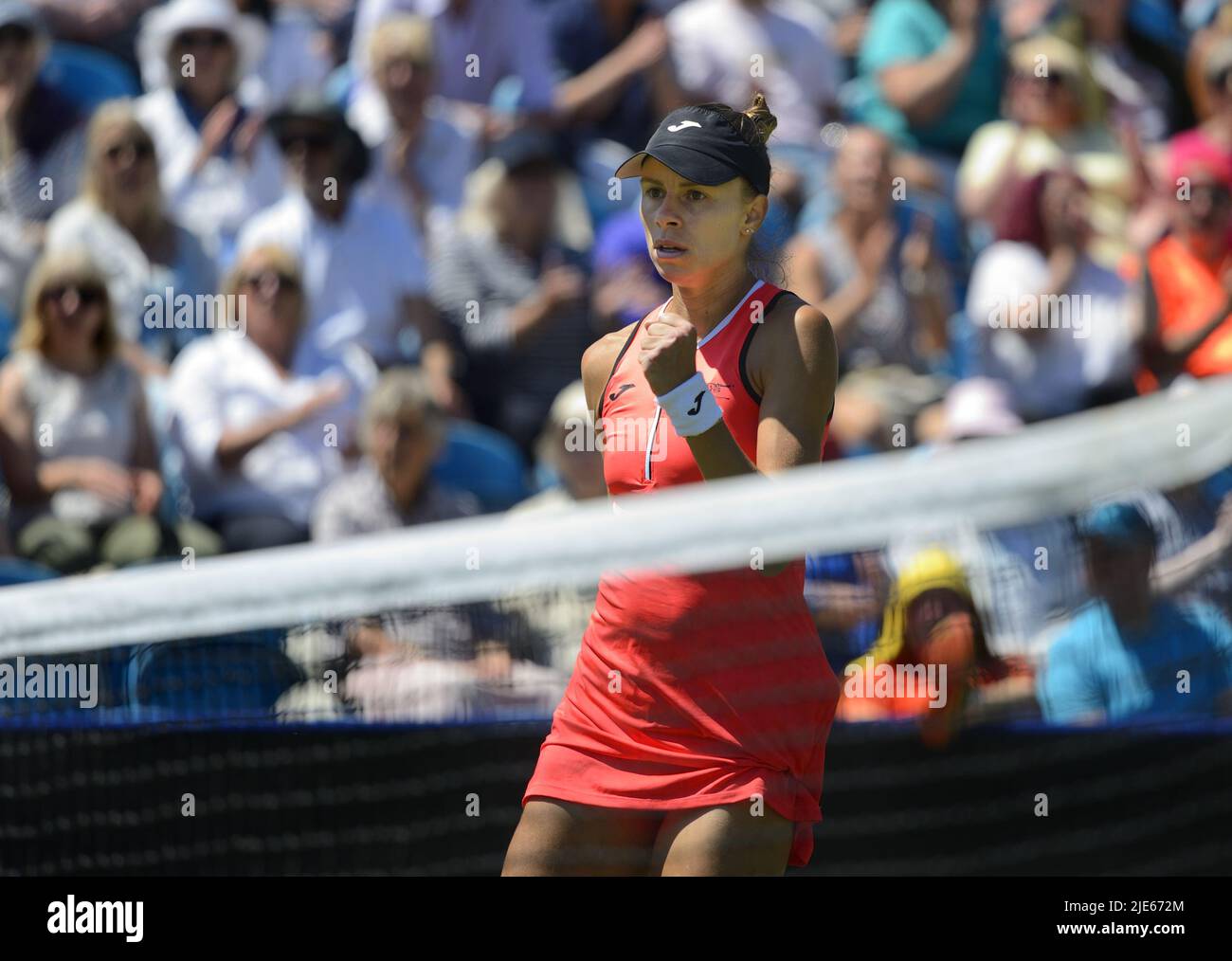 Magda Linette (Pologne) battant Alison Riske (États-Unis) lors de leur deuxième match sur le court central au Rothesay International tennis, Devonshire Park, E Banque D'Images