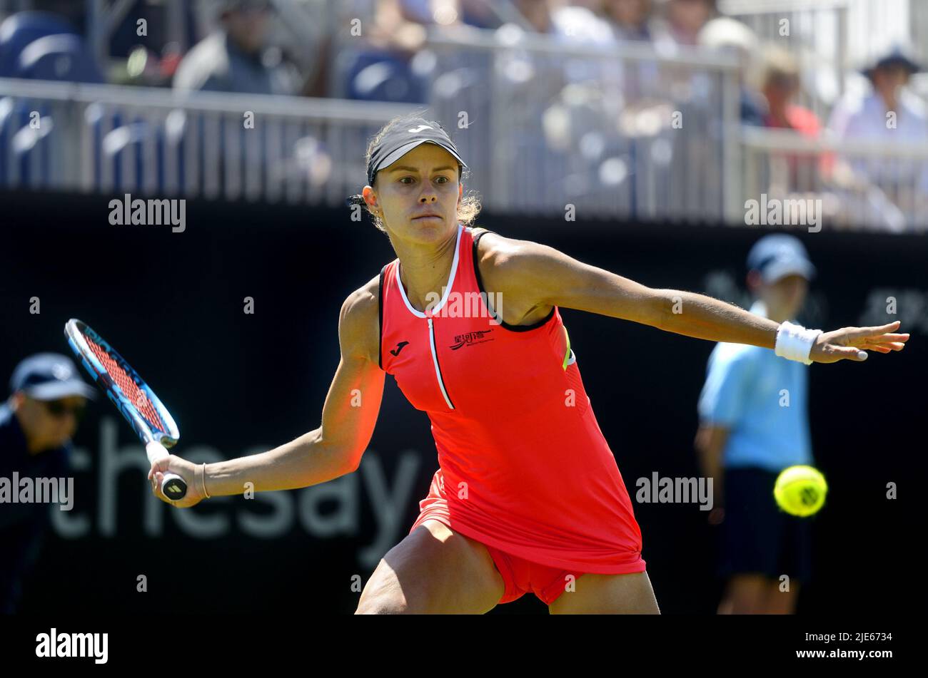 Magda Linette (Pologne) battant Alison Riske (États-Unis) lors de leur deuxième match sur le court central au Rothesay International tennis, Devonshire Park, E Banque D'Images