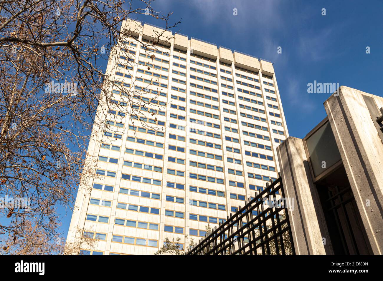 Madrid, Espagne. La Torre del Complejo Cuzco, une tour d'architecture brutaliste, site actuel du Ministère espagnol de l'économie Banque D'Images