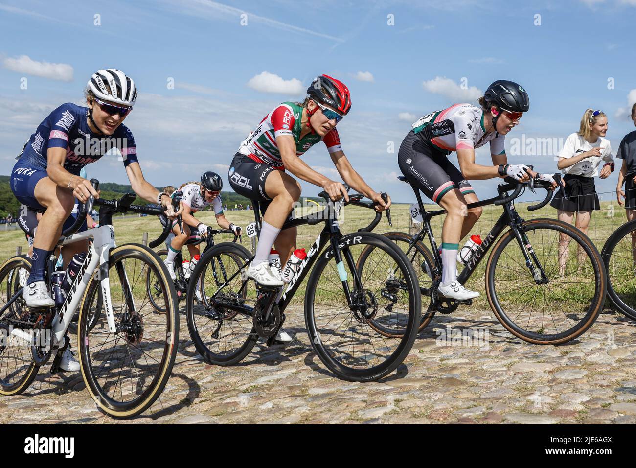 EMMEN - les cyclistes Maike van der Duin, Loes Adegeest et Mischa Bredewold  en action pendant les Championnats nationaux Cycling à Drenthe. ANP BAS  CZERWINSKIA Photo Stock - Alamy