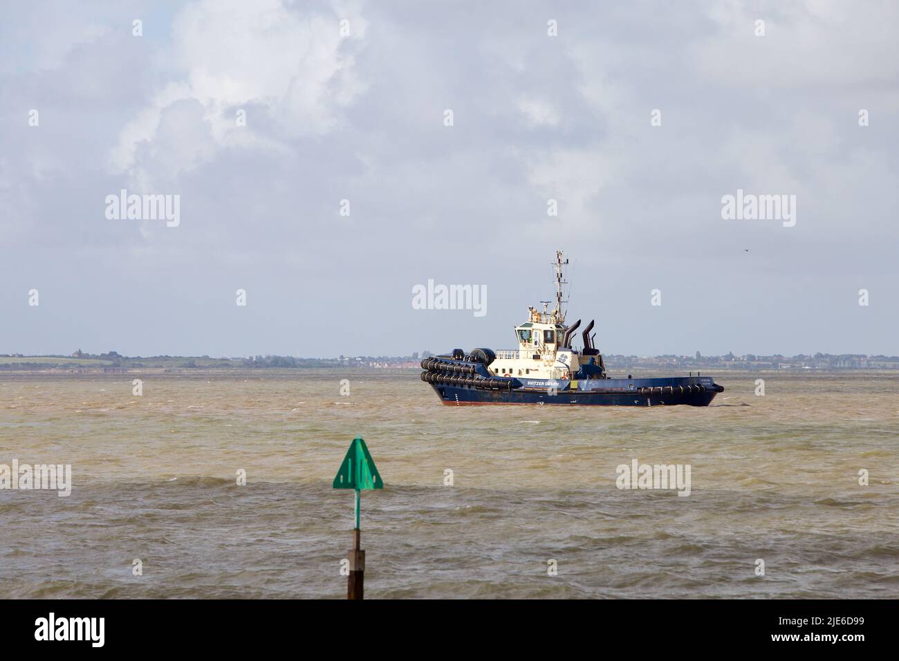 Remorqueur Svitzer Deben sur son chemin pour rencontrer et escorter/aider un navire à conteneurs entrant dans le port de Felixstowe. Banque D'Images