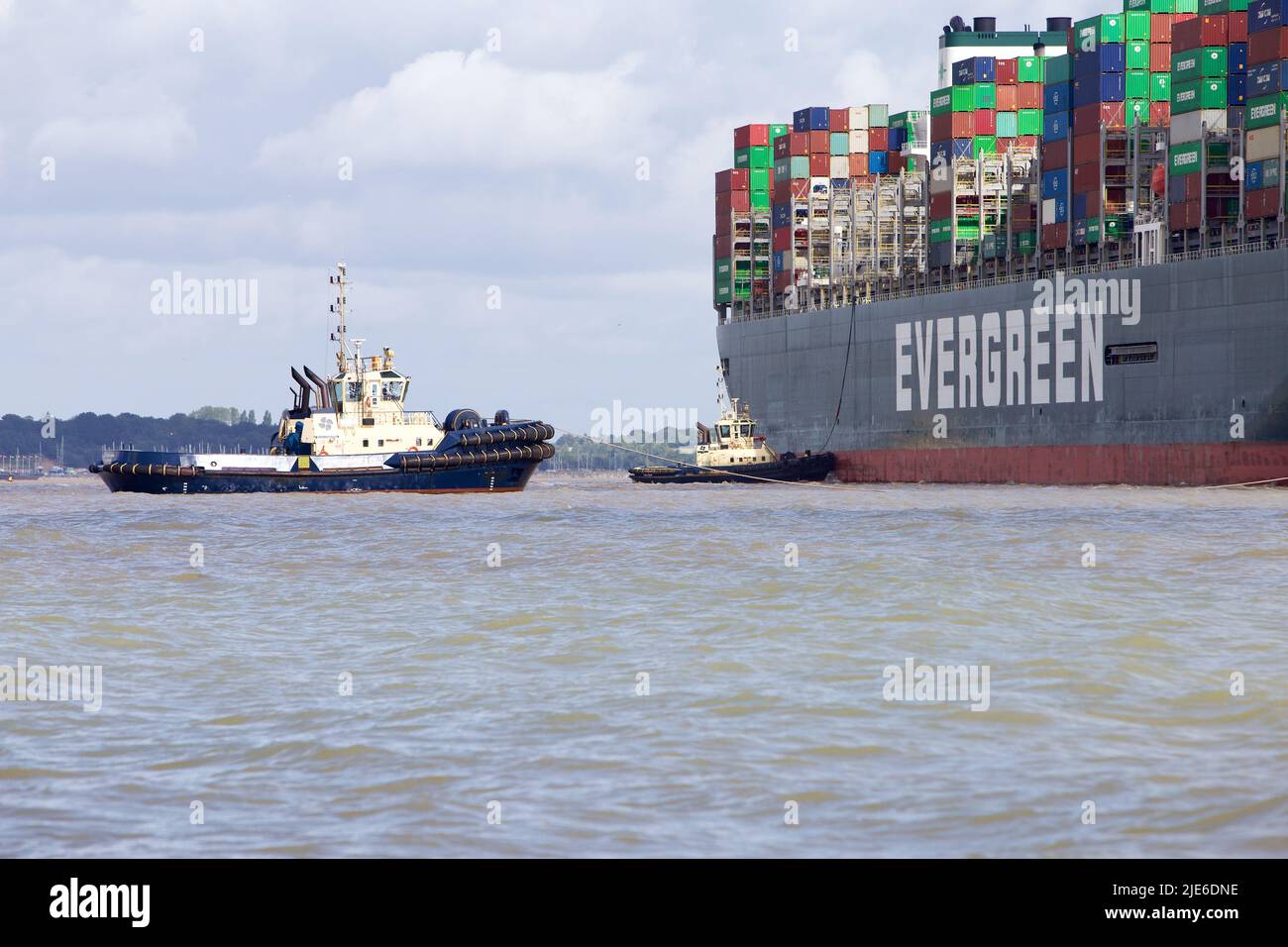 Evergreen Container Ship Ever Globe quai au port de Felixstowe assisté par des remorqueurs Svitzer Shotley et Svitzer Deben. Banque D'Images