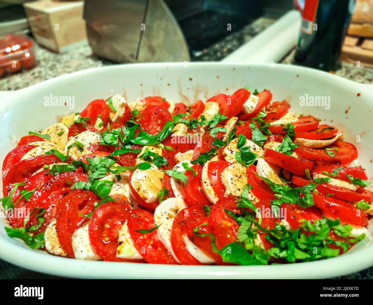 Salade de mozzarella aux tomates (prise par OnePlus Raw) Banque D'Images