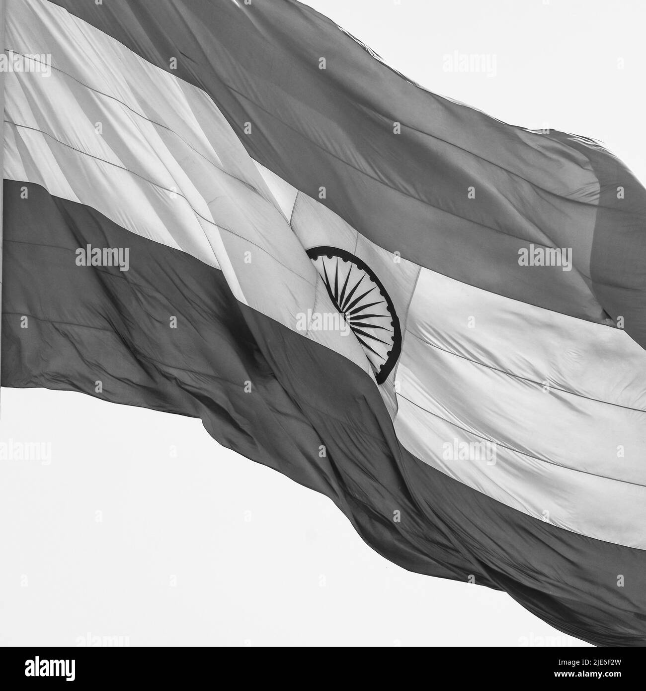 Drapeau de l'Inde volant à Connaught place avec fierté dans le ciel bleu, drapeau de l'Inde flirtant, drapeau indien à l'indépendance jour et de la République de l'Inde jour, en signe d'agacement Banque D'Images