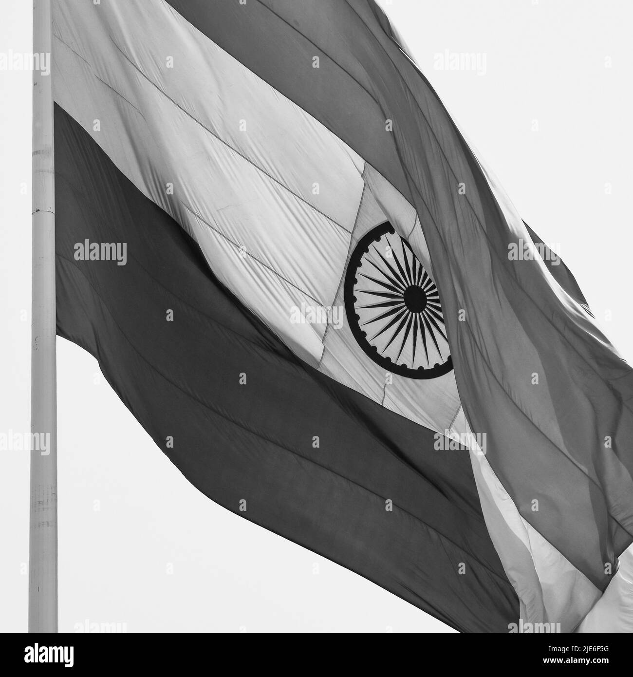 Drapeau de l'Inde volant à Connaught place avec fierté dans le ciel bleu, drapeau de l'Inde flirtant, drapeau indien à l'indépendance jour et de la République de l'Inde jour, en signe d'agacement Banque D'Images