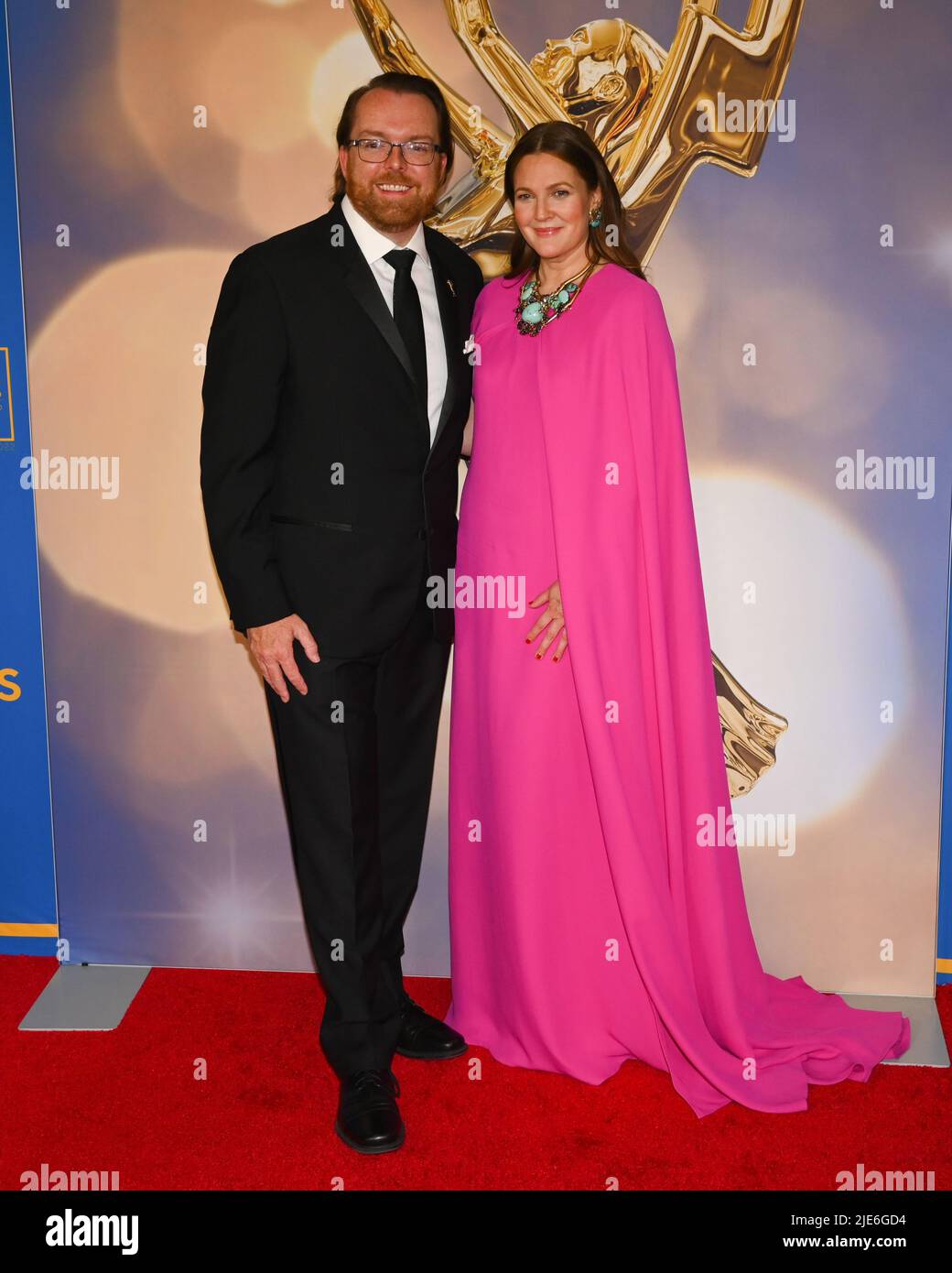 24 juin 2022 - Los Angeles, Californie - (G-D) Adam Sharp, Président-directeur général de la National Academy of Television Arts & Sciences, et Drew Barrymore. Prix Emmy annuels de jour 49th - la marche des gagnants. (Credit image: © Billy Bennight/AdMedia via ZUMA Press Wire) Banque D'Images