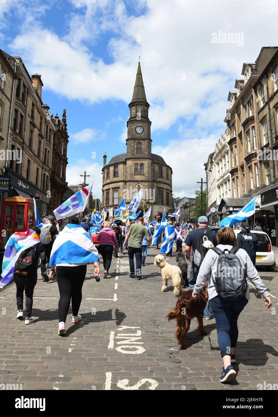 Stirling, Écosse, Royaume-Uni. 25th, juin 2022. Les marcheurs traversent la ville de Stirling, en Écosse, pour soutenir la rupture libre d'un gouvernement britannique de plus en plus à droite. La marche s'est déroulée au Bannockburn Heritage Centre à l'anniversaire de la victoire historique du roi Robert Bruce contre Edward Longshanks, roi d'Angleterre. Crédit. Douglas Carr/Alamy Live News Banque D'Images