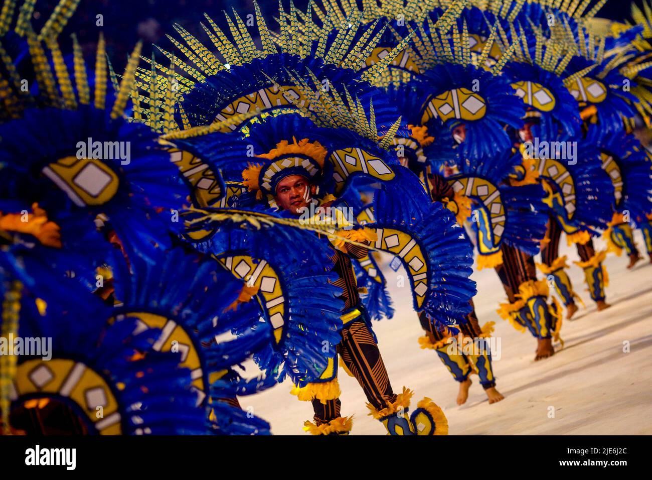 Parintins, Brésil. 25th juin 2022. AM - Parintins - 06 55th/25/2022 - PARINRINS AMAZONAS, PARINTINS FOLKLORIC FESTIVAL 2022 - Présentation du Boi-Bumba Caprichoso (taureau bleu) pendant la première nuit des présentations du Festival 2022 du folklore de Parintins à l'aube (25 ). Photo: Suamy Beydoun/AGIF photo: Suamy Beydoun/AGIF/Sipa USA crédit: SIPA USA/Alay Live News Banque D'Images