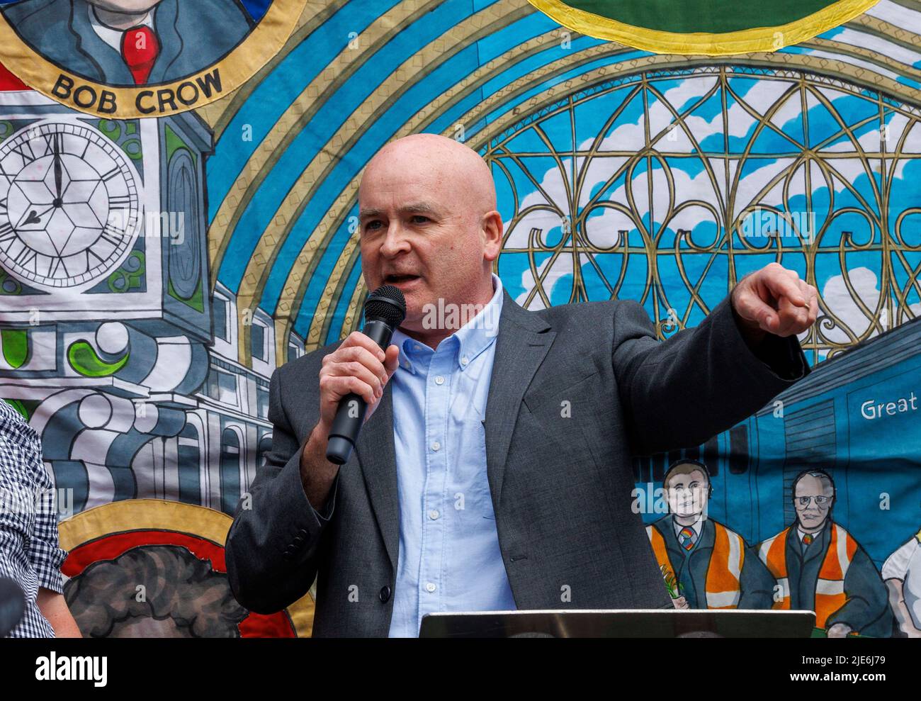 Londres, Royaume-Uni. 25th juin 2022. Mick Lynch, Secrétaire général du RMT, à la manifestation. Des membres du RMT, d'autres syndicats et des partisans du public tiennent un rassemblement à l'extérieur de la gare de Kings Cross. C'est le troisième jour de grève sur le réseau ferroviaire. Crédit : Karl Black/Alay Live News Banque D'Images
