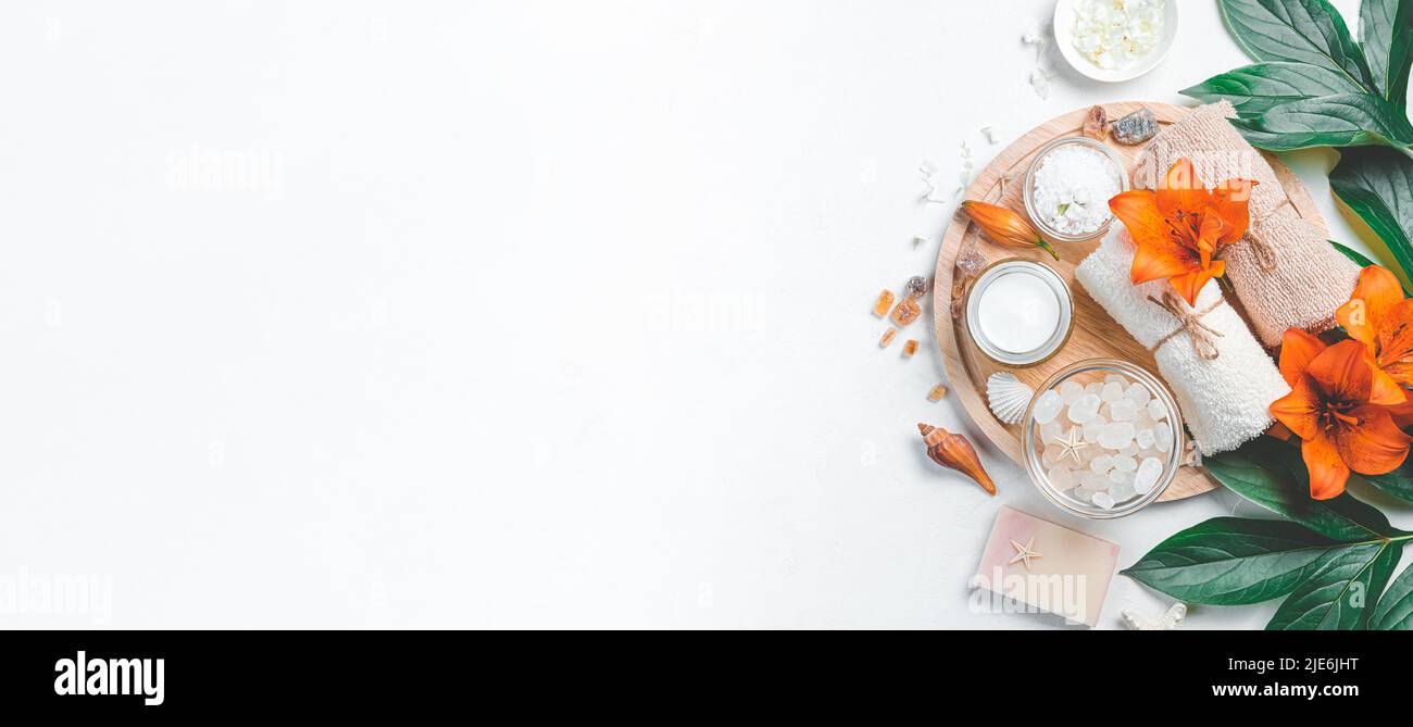 Composition spa avec lys et accessoires spa sur fond clair. Banque D'Images