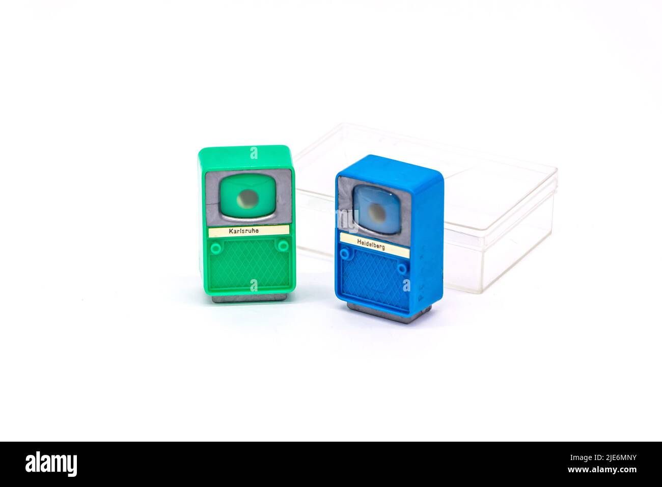 Visionneuse de diapositives en plastique vintage en forme de télévision Plastikop également connu sous le nom de plastiscope société allemande noms de ville Heidelberg Karlstruse Banque D'Images