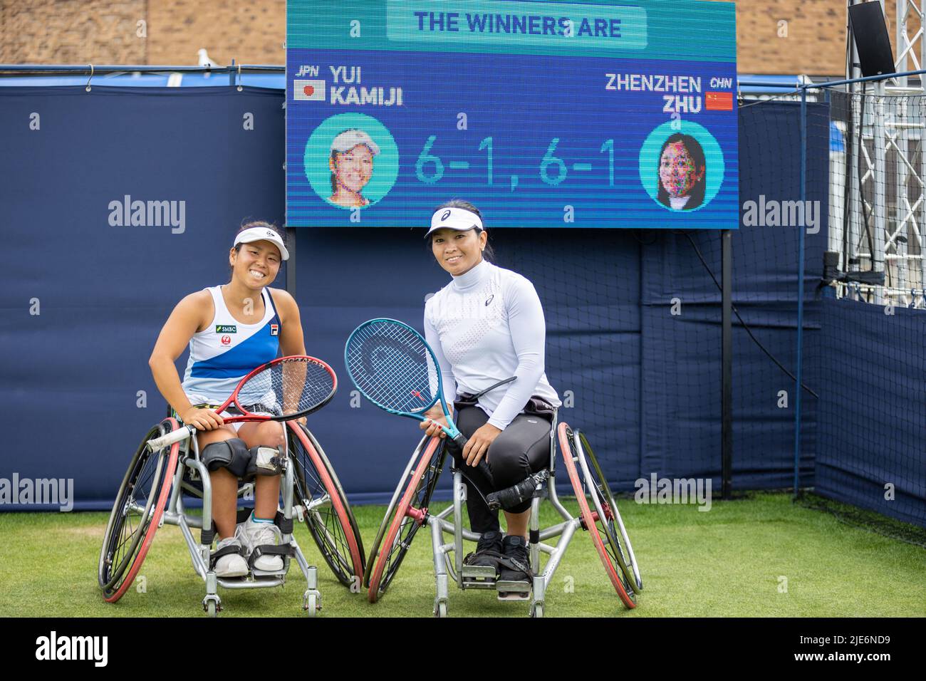 Eastbourne, Angleterre, 25 juin 2022. Yui Kamiji et Zhenzhen Zhu célèbrent leur victoire dans les doubles fauteuils roulants dans leur match avec Kgothatso Montjane et Lucy Shuker gagnant 6:1 6:1 au Rothesay International. Crédit : Jane Stokes/Alay Live News Banque D'Images