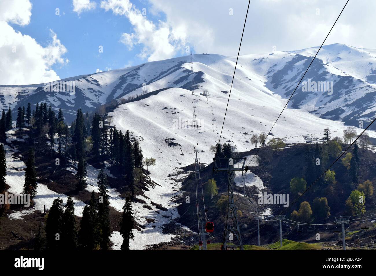 Vue sur les montagnes enneigées du Cachemire avec ciel bleu et arbres autour Banque D'Images