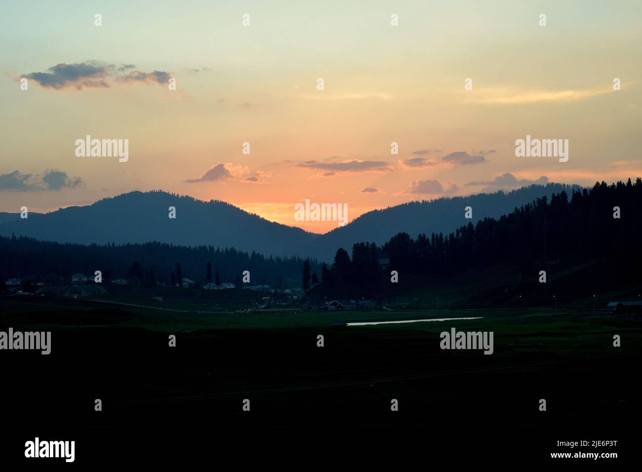 Silhouette de la montagne au coucher du soleil avec lumière orange dans le ciel Banque D'Images