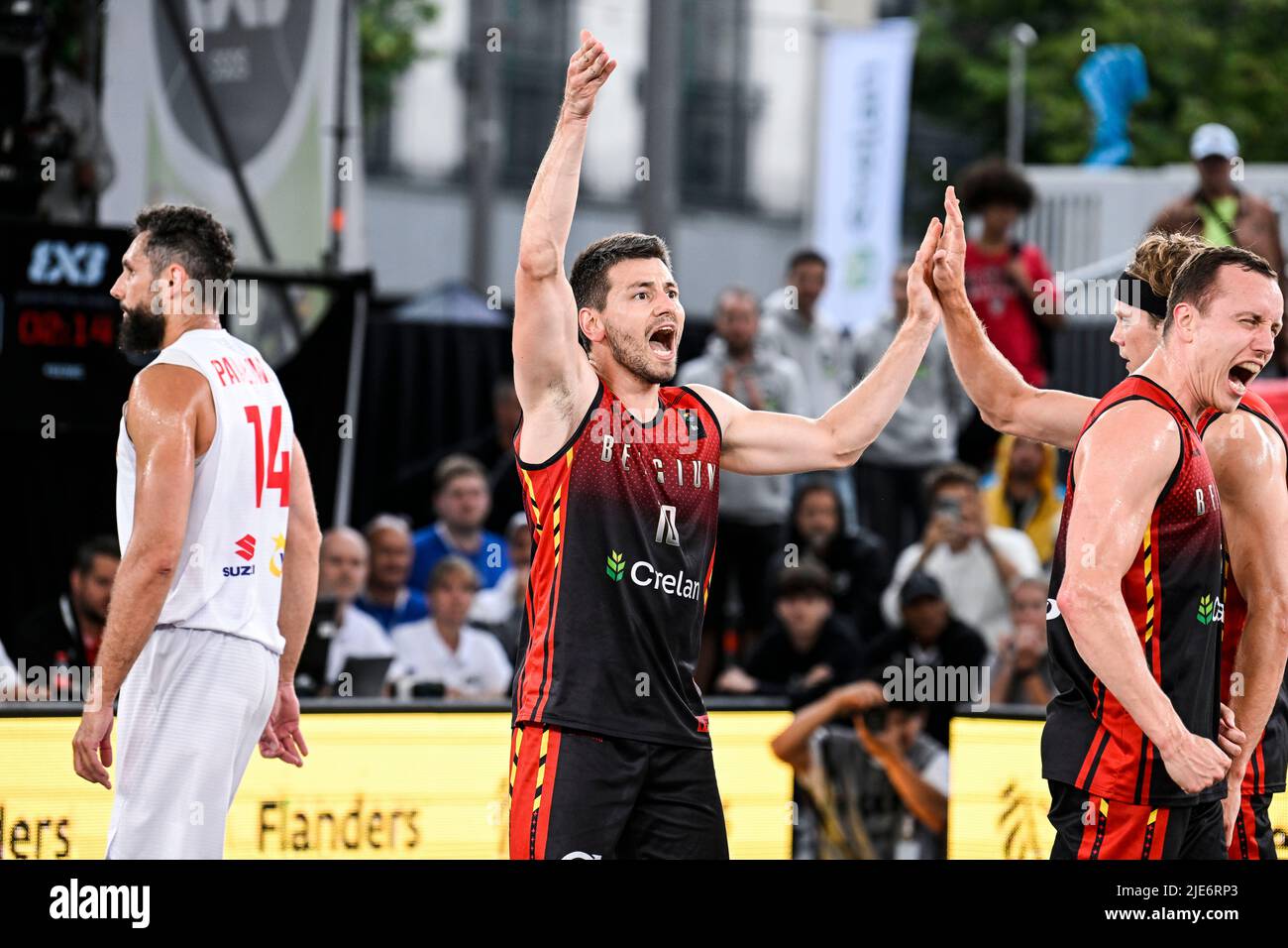Maxime Depuydt célèbre en Belgique après avoir remporté un match de  basketball 3x3 entre la Belgique et la Pologne, lors de la finale du quart  masculin de la coupe du monde FIBA