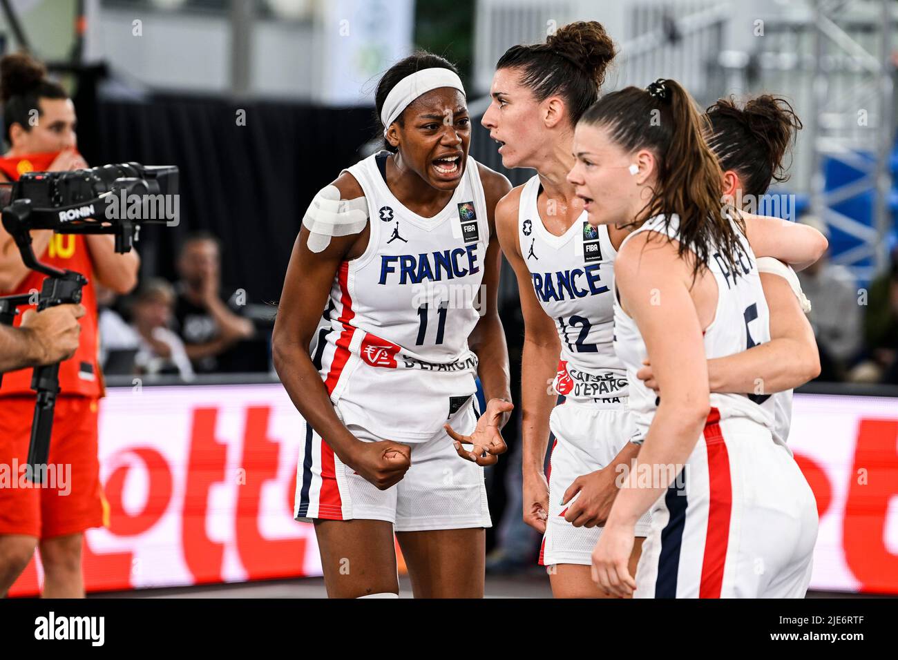 Français Myriam Djekoundade célèbre après avoir remporté un match de basketball 3x3 entre la