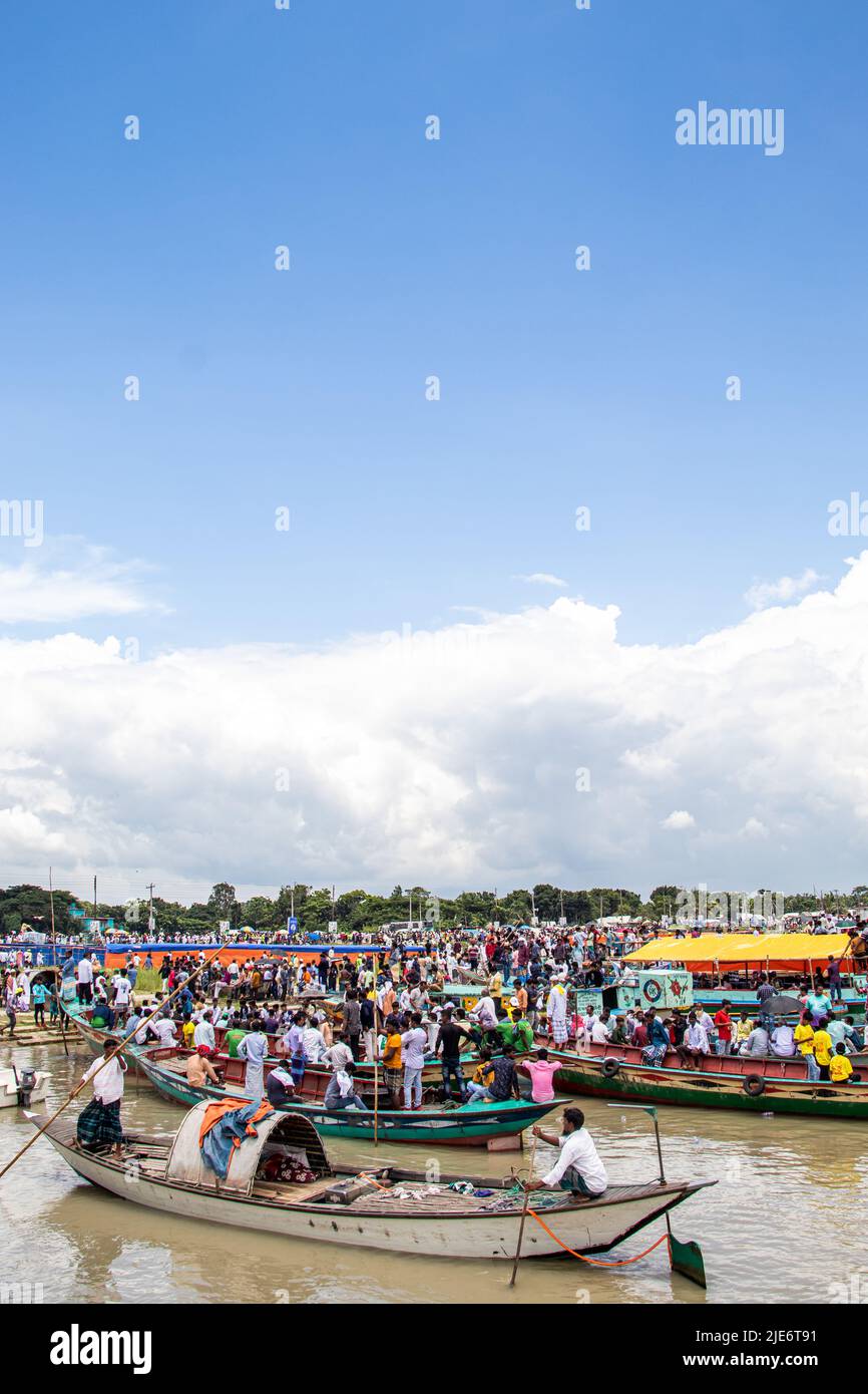 1 millions d'amoureux du pont Padma ont participé à l'inauguration du pont Padma pour ceux qui venaient de différents districts du Bangladesh. Banque D'Images