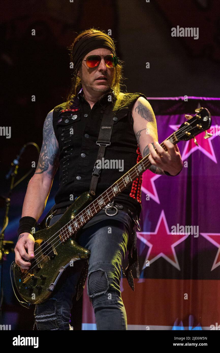 Milwaukee, États-Unis. 24th juin 2022. Rachel Bolan de Skid Row au Festival de musique Summerfest sur 24 juin 2022, à Milwaukee, Wisconsin (photo par Daniel DeSlover/Sipa USA) crédit: SIPA USA/Alay Live News Banque D'Images