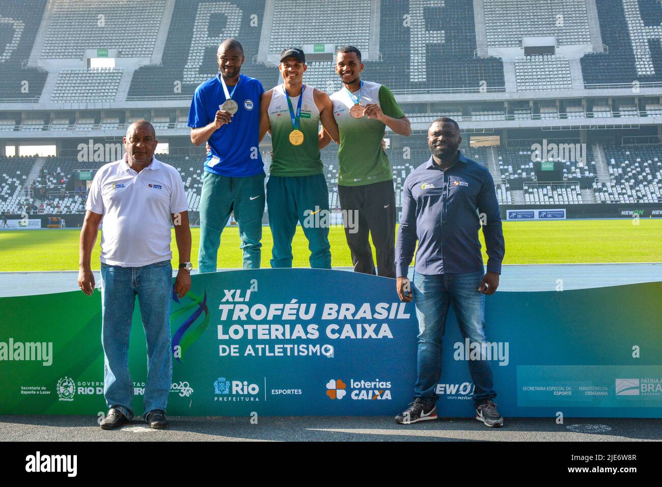 Rio de Janeiro, Brésil. 25th juin 2022. Podium des 400 mètres haies, où Marcio Soares Teles de l'équipe ORCAMPI a remporté la médaille d'or, avec un temps de 50,46s, Hederson Alves Estefani de l'équipe EC Pinheiros a remporté la médaille d'argent, Avec un temps de 50,59s et Jordan Santos de Souza de l'équipe ORCAMPI a gagné la médaille de bronze, avec un temps de 50,68s, au cours du dernier jour de la XLI Troféu Brasil Interclubes Loterias Caixa de Atletismo tenue au stade olympique de Nilton Santos, Engenhão, ce samedi (25). Crédit: Fernanda Balster/FotoArena/Alamy Live News Banque D'Images