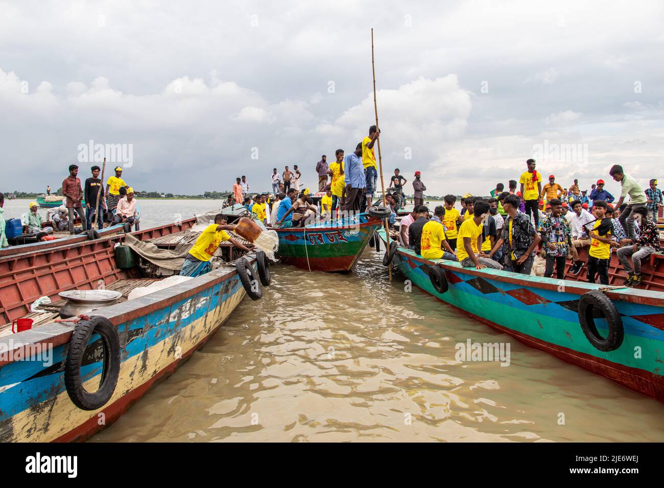 1 millions d'amoureux du pont Padma ont participé à l'inauguration du pont Padma pour ceux qui venaient de différents districts du Bangladesh. Banque D'Images