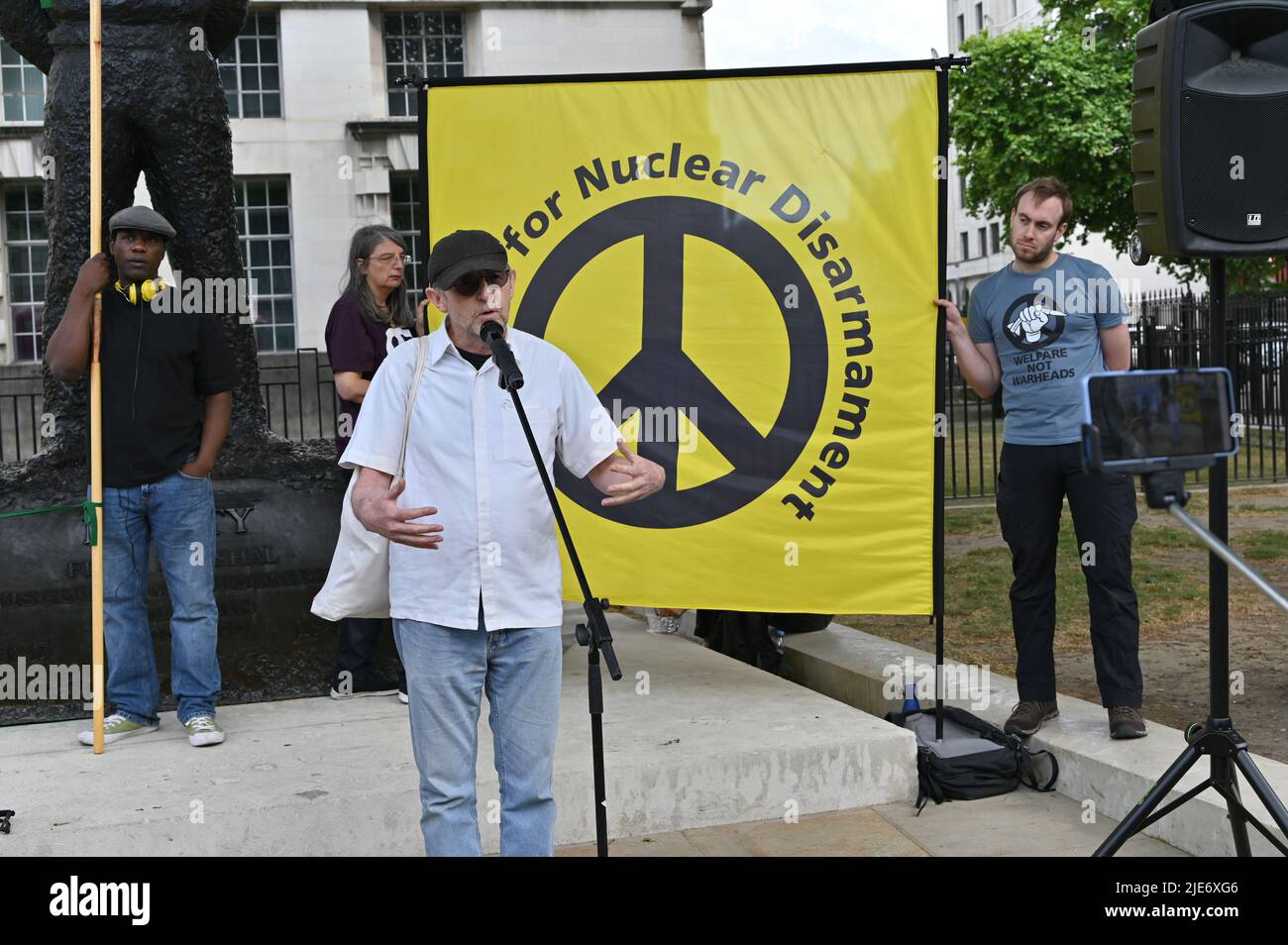 Londres, Royaume-Uni. 25th juin 2022. Manifestation anti-OTAN, Halte à la Coalition de guerre contre l'expansion de l'OTAN et demande aux troupes russes de protester contre une guerre par procuration entre la Russie et l'OTAN et c'est le peuple ukrainien qui subira les conséquences de l'appel à la paix et à la désescalade en Ukraine, en face de Downing Street, Londres, Royaume-Uni. - 25 juin 2022. Crédit : voir Li/Picture Capital/Alamy Live News Banque D'Images
