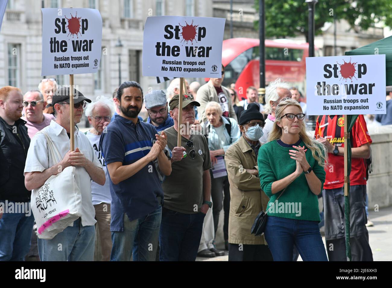 Londres, Royaume-Uni. 25th juin 2022. Manifestation anti-OTAN, Halte à la Coalition de guerre contre l'expansion de l'OTAN et demande aux troupes russes de protester contre une guerre par procuration entre la Russie et l'OTAN et c'est le peuple ukrainien qui subira les conséquences de l'appel à la paix et à la désescalade en Ukraine, en face de Downing Street, Londres, Royaume-Uni. - 25 juin 2022. Crédit : voir Li/Picture Capital/Alamy Live News Banque D'Images