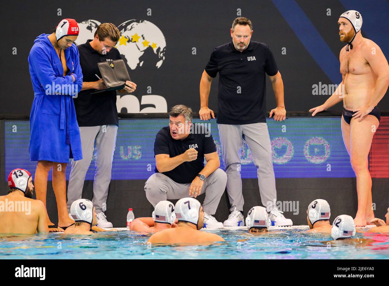 SZEGED, HONGRIE - JUIN 25: Entraîneur-chef Dejan Udovicic des États-Unis, Adrian Weinberg des États-Unis, Chase William des États-Unis, Marko Vavic des États-Unis, Thomas Gruwell des États-Unis, Hannes Daube des États-Unis, Jake Ehrhardt des États-Unis, Ben Hallock des États-Unis, Dodd Dylan Woodhead des États-Unis, Alexander Bowen des États-Unis, Benjamin Stevenson des États-Unis, Matthew Farmer des États-Unis, Maxwell Irving des États-Unis et Drew Holland des États-Unis lors du match des Championnats du monde de Budapest 2022 de la FINA entre les États-Unis et l'Australie sur 25 juin 2022 Banque D'Images