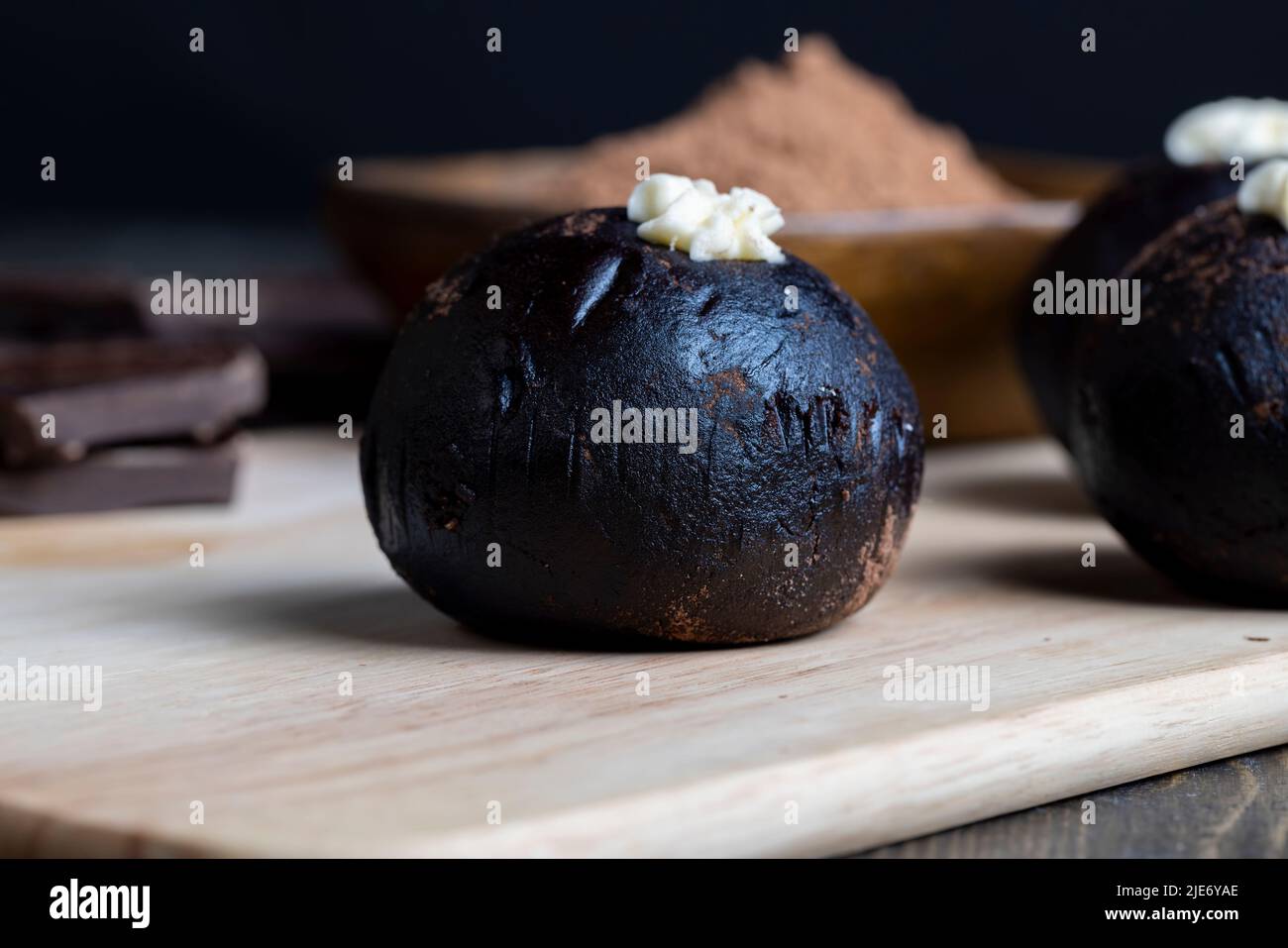 Gâteau de pommes de terre au rhum au chocolat, plat traditionnel d'Europe de l'est avec du cacao et du beurre appelé pomme de terre Banque D'Images
