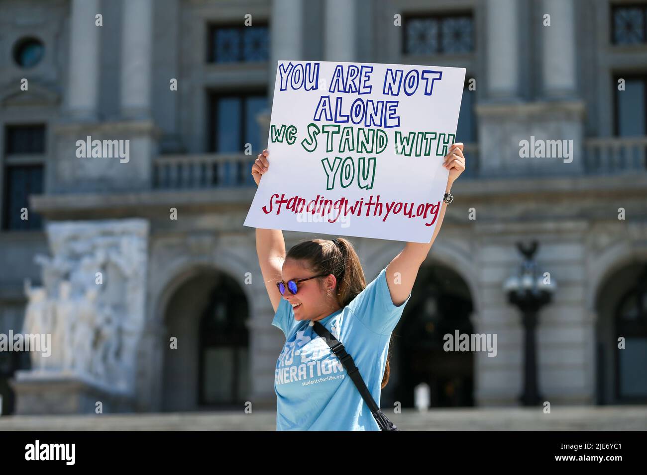 Harrisburg, États-Unis. 25th juin 2022. Mary Krolicki, de Steubenville, Ohio, détient une pancarte devant le Capitole de l'État de Pennsylvanie lors d'un rassemblement d'étudiants pour la vie à Harrisburg, Pennsylvanie, le samedi, 25 juin 2022. Le rassemblement a eu lieu en réponse à la décision de la Cour suprême des États-Unis dans l'affaire Dobbs c. Jackson Women's Health Organization qui a renversé le droit constitutionnel à l'avortement. (Photo de Paul Weaver/Sipa USA) crédit: SIPA USA/Alay Live News Banque D'Images