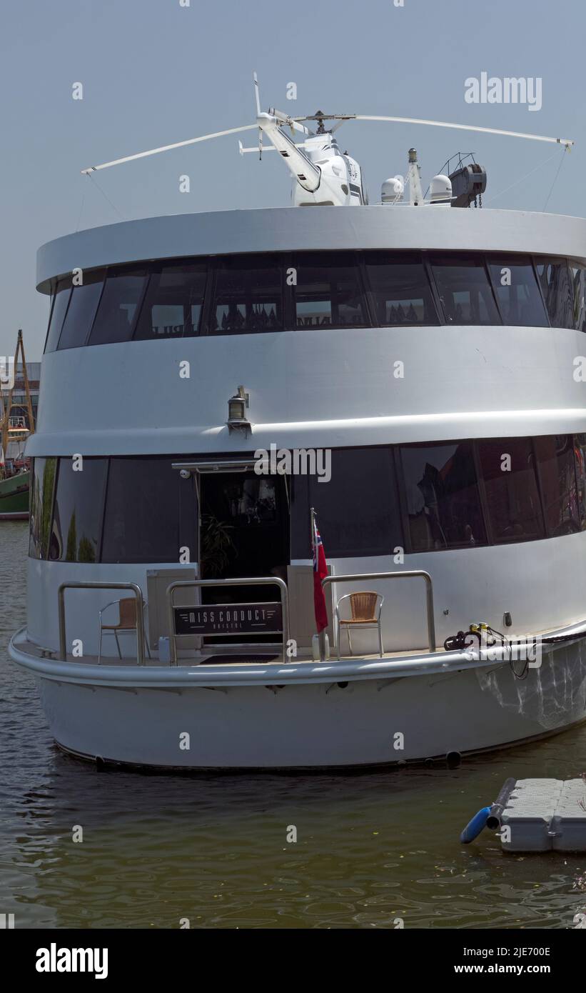 Petit hélicoptère et héliport à bord d'un bateau (The Miss Conduct) Bristol Docks. Banque D'Images