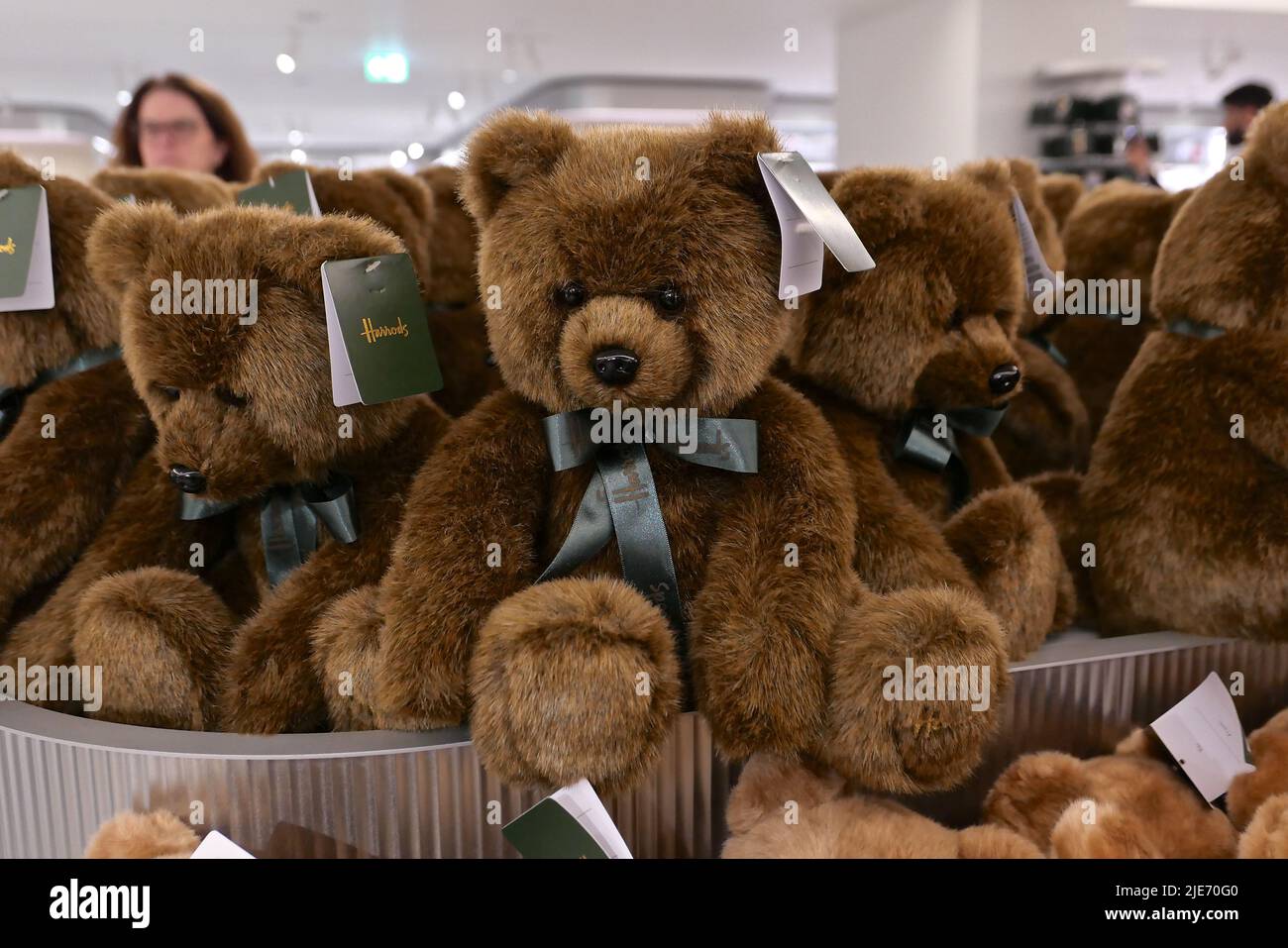 Harrods magasin de luxe en plein essor avec les clients de nouveau depuis Covid- 19 restrictions a terminé Louis XIII boissons alcoolisées vendant pour des milliers de livres pour ceux avec des poches profondes il est laissé à maturité pendant 100 ans et a un goût très distinctif comme aucun autre , Et les Harrods Bears et les jouets mous sont en train de sortir des étagères. Désormais, même les Harrods Christmas 2022 Bears sont disponibles et ont été achetés dès maintenant à 6 juin mois avant Noël. Le compagnon câleux fait un merveilleux souvenir du grand magasin de renommée mondiale et les Harrods Bears et les jouets mous ont devenir un peu une institution . Banque D'Images