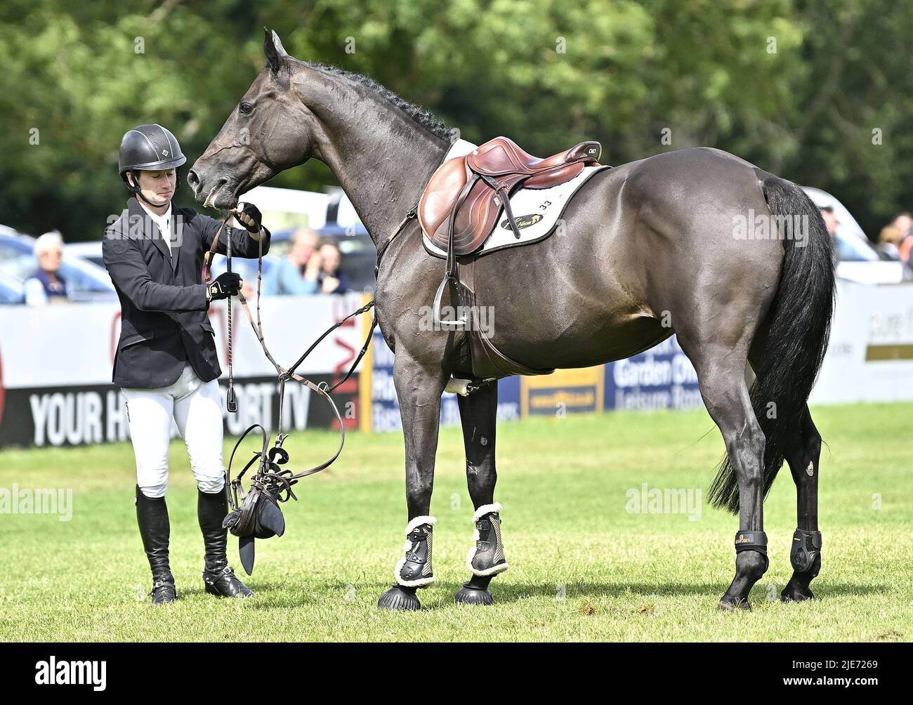 Hassocks, Royaume-Uni. 25th juin 2022. La réunion Al Shira'aa Hickstead Derby. Champ de foire de Hickstead. Tracas. OISIN MURPHY (IRL) à cheval MEDUSA VAN DE KOOLDRIES se tient avec son cheval après que la mariée est venue pendant le Derby de vitesse britannique. Credit: Sport en images/Alamy Live News Banque D'Images