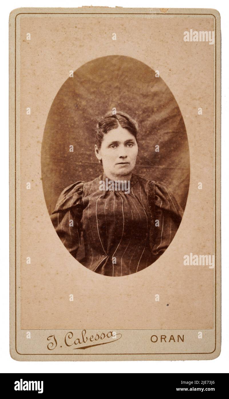 Antquie carte de visite photographie d'une femme française, prise par J. Cabessa - Oran, Algérie, 19th siècle, c.1880 Banque D'Images