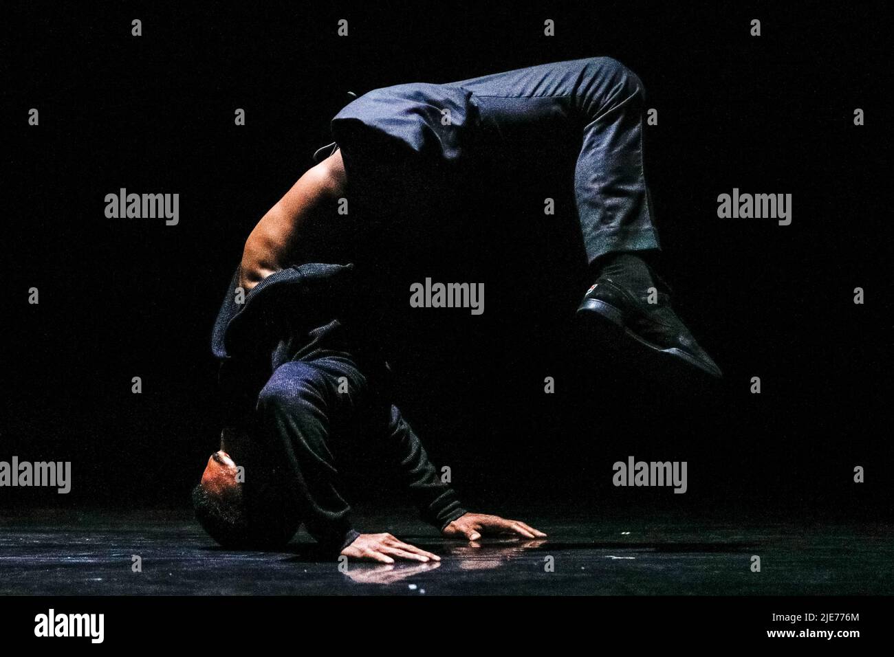 Londres, Royaume-Uni, 25th juin 2022. Une danseuse de MAUVAIS-capacités, une équipe de danse internationale différente-abled. Impact Dance revient au théâtre Peacock de Sadler's Wells avec 'Chapters 25+1', célébrant un voyage de 26 ans avec des extraits d'anciennes et de nouvelles œuvres, avec 10 compagnies et artistes qui ont participé au voyage.'Chapters 25+1' est inspiré par la culture du hip hop. Avec : BOP Jazz Theatre Company, Boy Blue, loin de la norme, FFI of impact Dance, fusions Elite, impact Youth, me UK Dance, REDO, Reading School of Dance, Urdang ACS, ZooNation Youth Company. Credit: Imagetraceur/Alamy Live News Banque D'Images