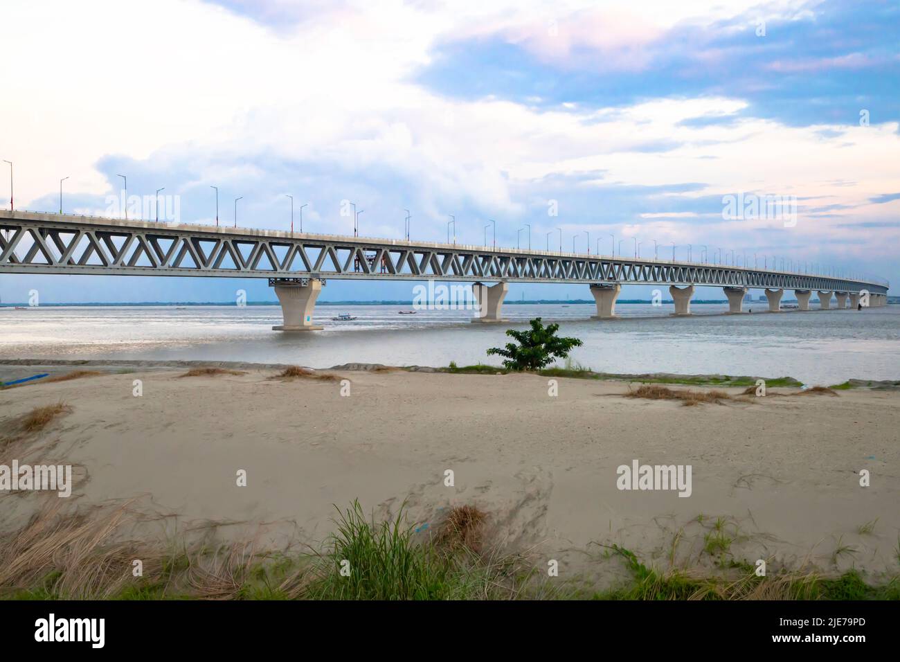 Pont polyvalent Padma à la rivière Padma au Bangladesh. Ce pont a été