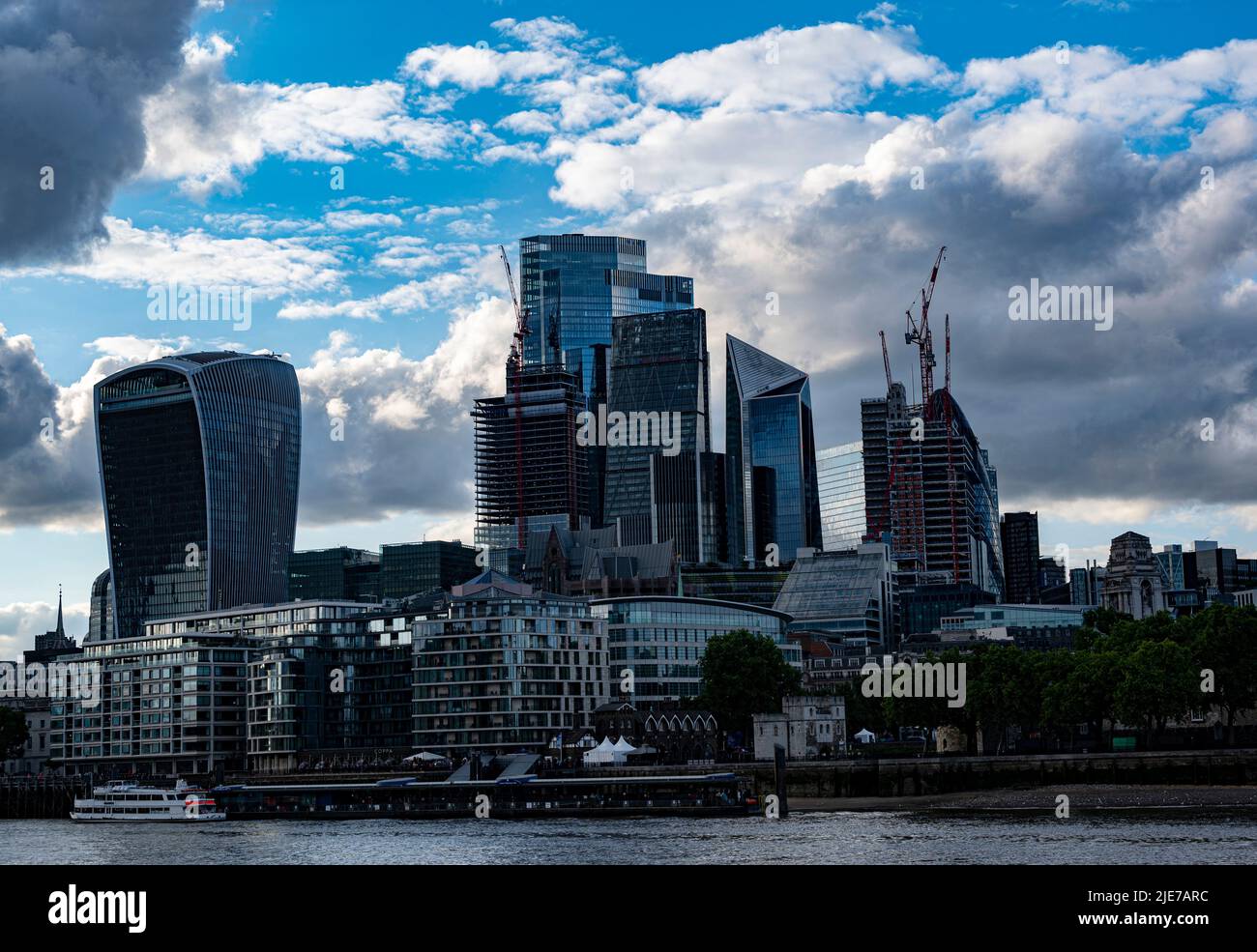 Vue sur la ville de Londres de l'autre côté de la Tamise depuis Queens Walk. Banque D'Images