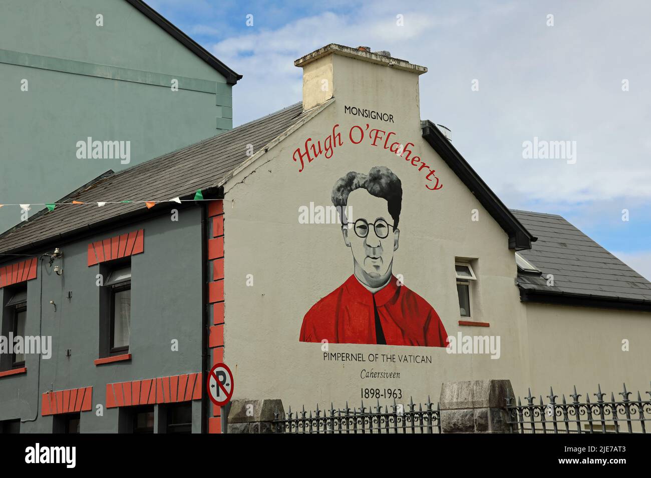 Murale du Monseigneur Hugh O'Flaherty à Cahersiveen dans le comté de Kerry où il est enterré dans le chantier naval Banque D'Images