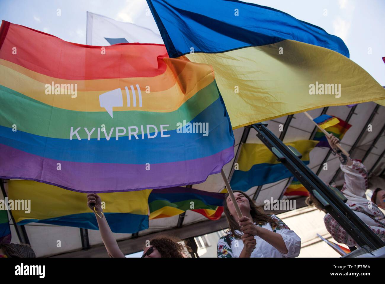 Les gens détiennent des drapeaux arc-en-ciel et ukrainiens pendant la fierté de Varsovie. L'organisation Kiev Pride s'est jointe à la marche de l'Egalité Parade à Varsovie pour marquer son anniversaire de 10th et les droits des peuples LGBTQ ukrainiens. Varsovie et la fierté de Kiev marchent ensemble dans la capitale polonaise cette année, en raison de l'invasion russe en Ukraine. La fierté de Varsovie, également connue sous le nom de Parade de l'égalité, a amené des milliers de personnes dans les rues de Varsovie, pour diffuser les idées de liberté, d'égalité et de tolérance. (Photo par Attila Husejnow/SOPA Images/Sipa USA) Banque D'Images