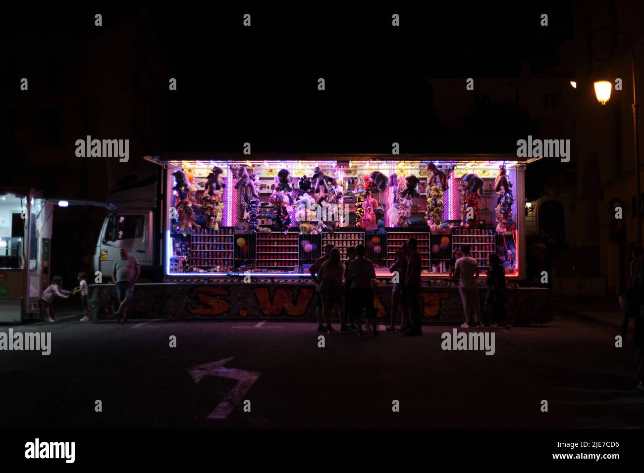 Jour de la fête de la musique à Saint-Jean-de-Maurienne, premier jour de l'été : stand de tir de la fête foraine Banque D'Images