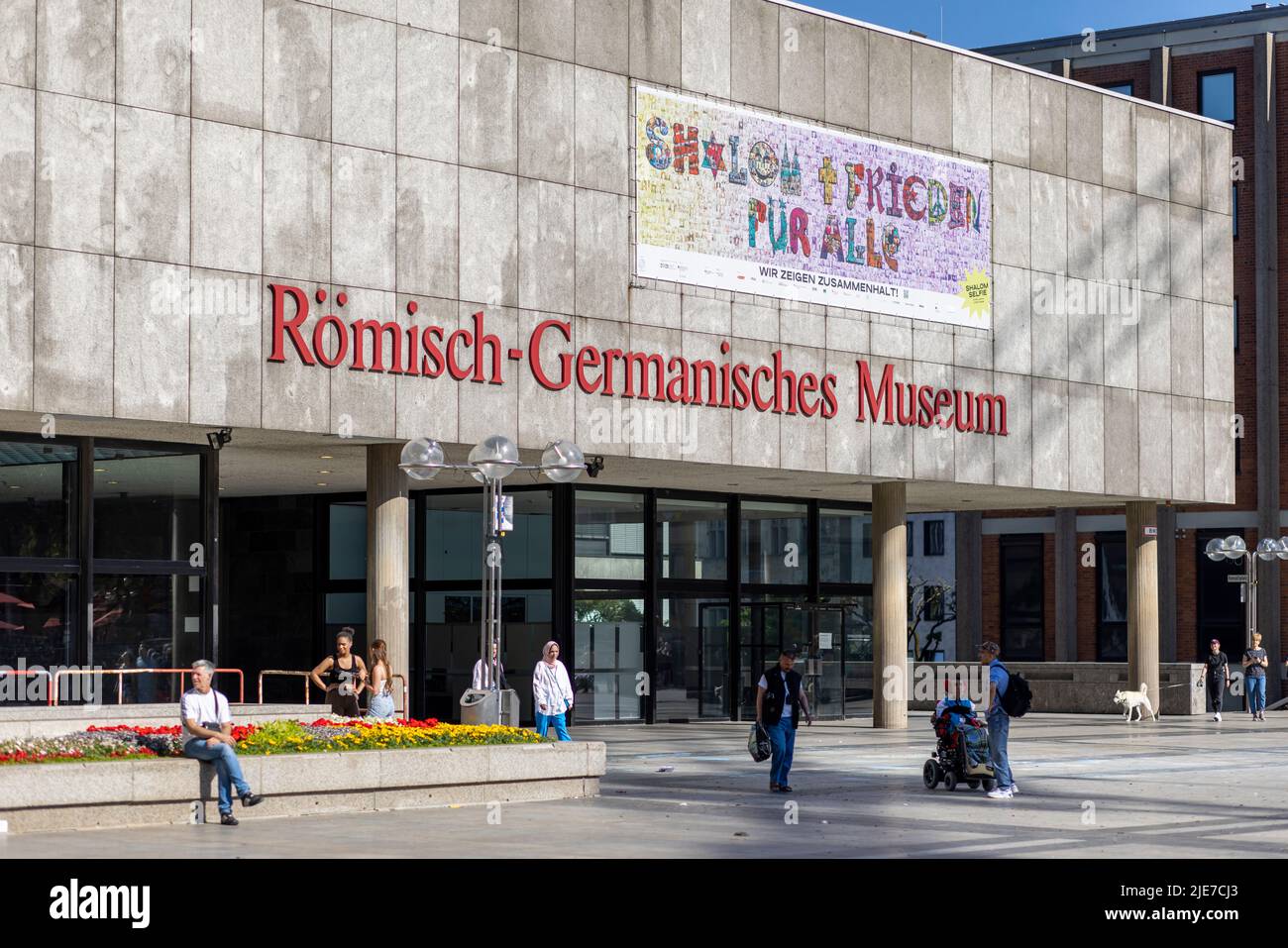 Les gens apprécient le temps chaud devant le musée romain-germanique de Cologne Banque D'Images