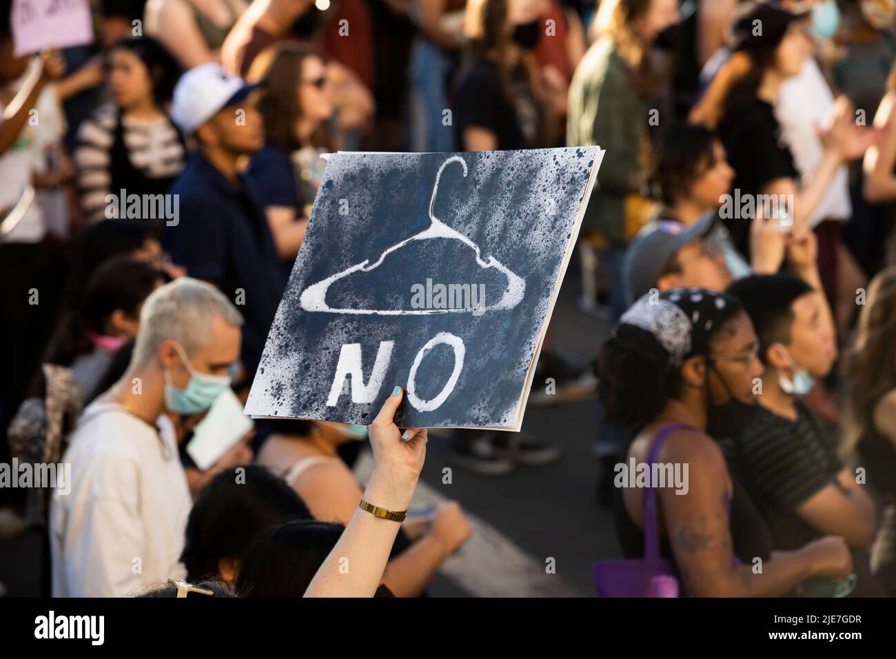 Los Angeles, Californie, États-Unis - 25 juin 2022: Des militants protestent contre le renversement de Roe c. Wade par la Cour suprême. Banque D'Images