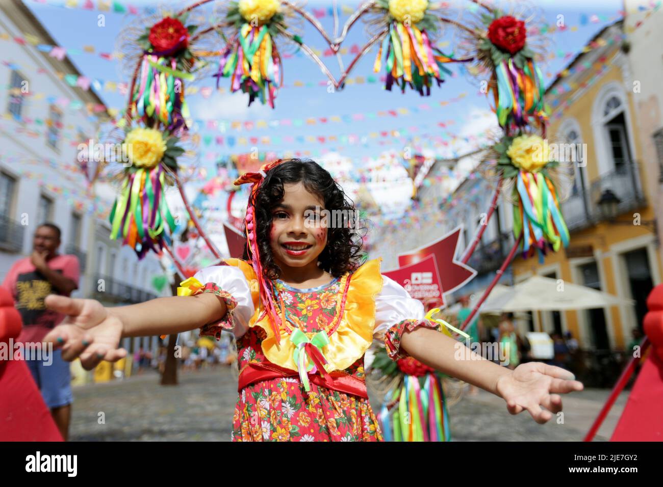 salvador, bahia, brésil - 24 juin 2022: Enfant avec des vêtements typiques de cou rouge pendant la fête de Sao Joao dans le centre historique de Pelourinho de la ville de Salvado Banque D'Images