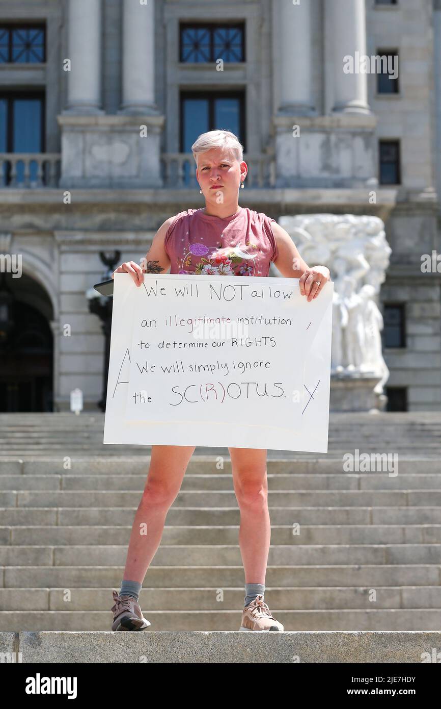 Harrisburg, États-Unis. 25th juin 2022. Cate Tershak, défenseur du droit à l'avortement, détient un écriteau sur les marches du Capitole de l'État de Pennsylvanie. Le rassemblement a eu lieu en réponse à la décision de la Cour suprême des États-Unis dans l'affaire Dobbs c. Jackson Women's Health Organization qui a renversé le droit constitutionnel à l'avortement. Crédit : SOPA Images Limited/Alamy Live News Banque D'Images