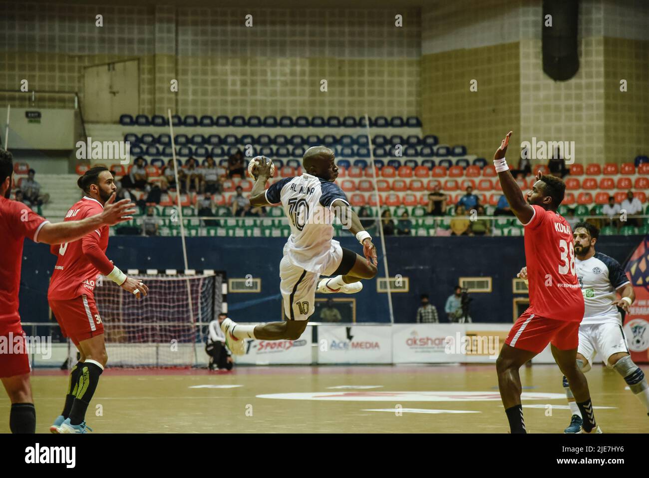 Hyderabad, Telangana, Inde. 25th juin 2022. 24th Asian Mens Club Champion Day 4 de la ronde préliminaire 4 groupe b match entre AL Najma contre AL Kuwait.AL Najma bat Al Kuwait par un margien du but .final score AL Najma 30 - Al Kuwait 29. (Image de crédit : © Varun Kumar Mukhia/Pacific Press via ZUMA Press Wire) Banque D'Images