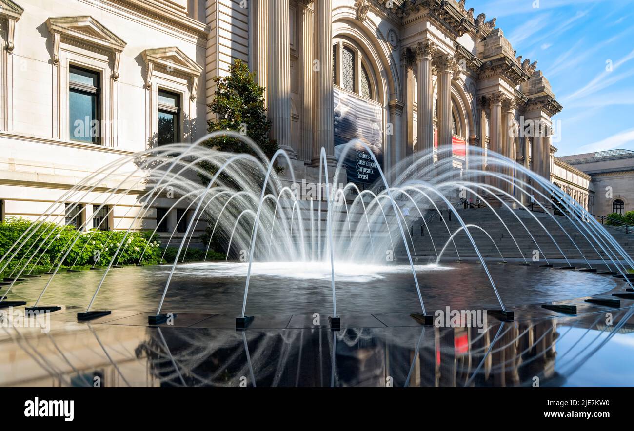 Fontaines le matin. David H. Koch Plaza, Metropolitan Museum of Art, New York, États-Unis Banque D'Images